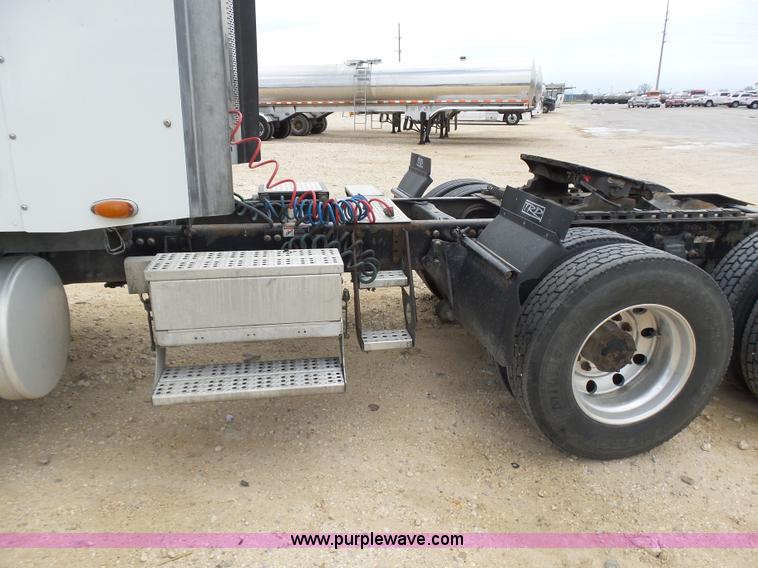 image for item K5767 2005 Freightliner Columbia semi truck