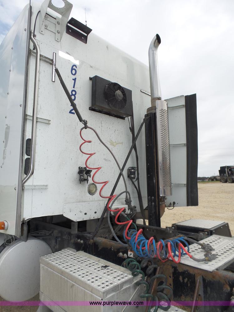 image for item K5767 2005 Freightliner Columbia semi truck