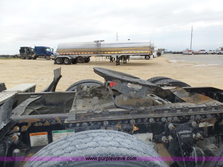 image for item K5767 2005 Freightliner Columbia semi truck