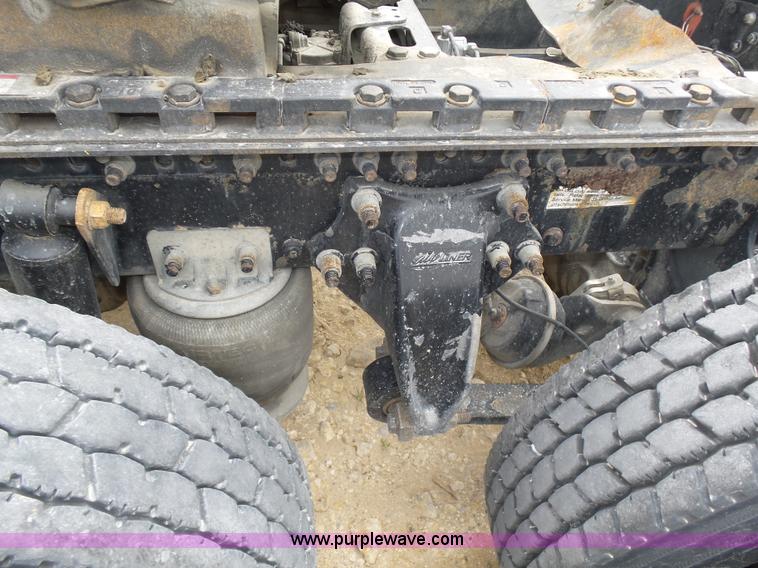 image for item K5767 2005 Freightliner Columbia semi truck