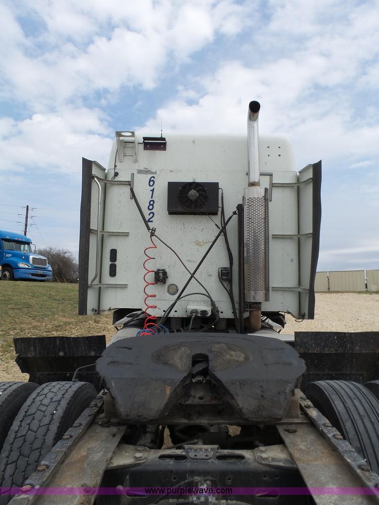image for item K5767 2005 Freightliner Columbia semi truck