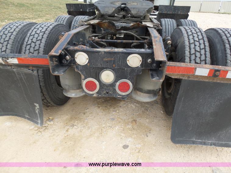 image for item K5767 2005 Freightliner Columbia semi truck