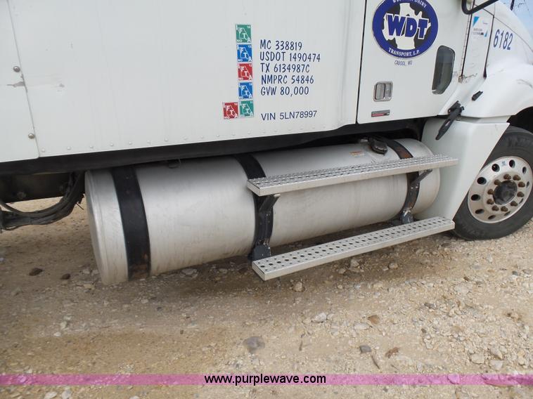 image for item K5767 2005 Freightliner Columbia semi truck