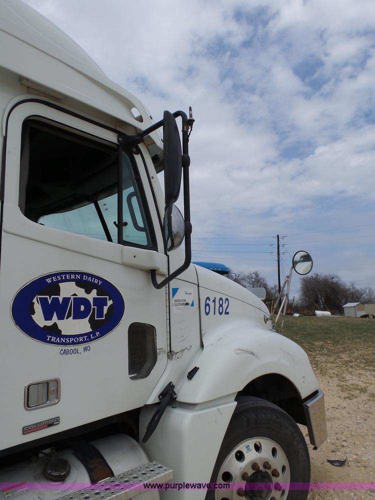 image for item K5767 2005 Freightliner Columbia semi truck