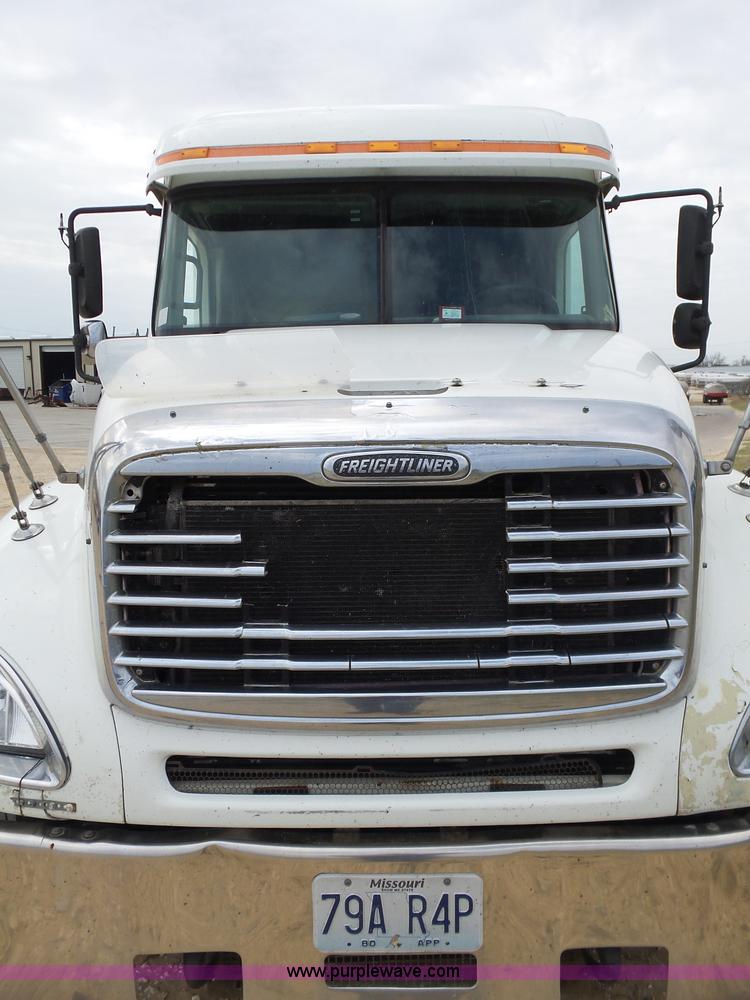 image for item K5767 2005 Freightliner Columbia semi truck