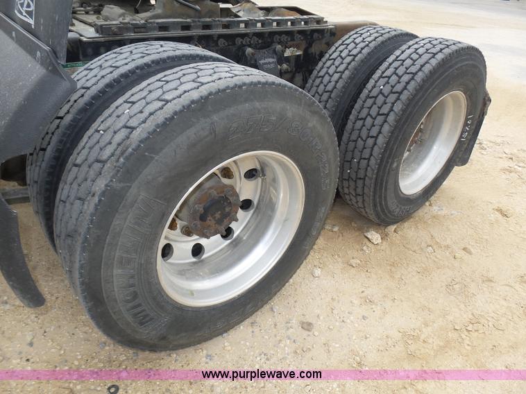 image for item K5767 2005 Freightliner Columbia semi truck