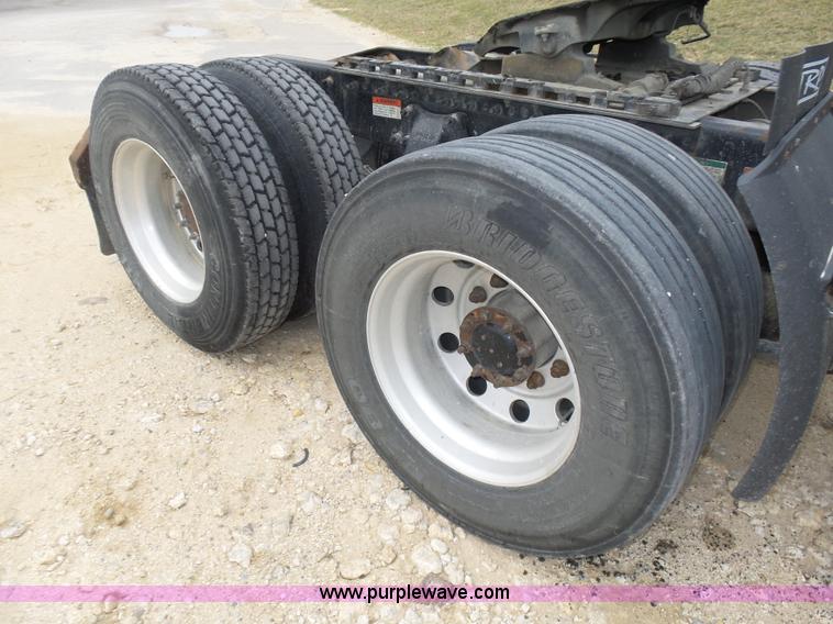 image for item K5767 2005 Freightliner Columbia semi truck