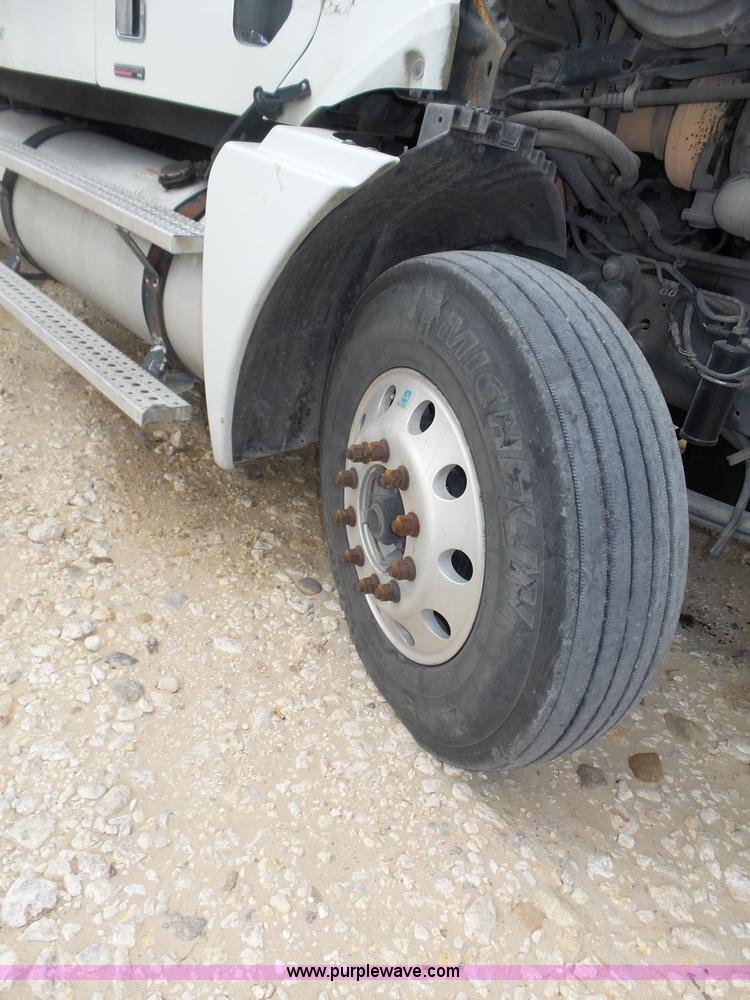 image for item K5767 2005 Freightliner Columbia semi truck