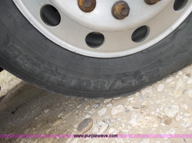 image for item K5767 2005 Freightliner Columbia semi truck