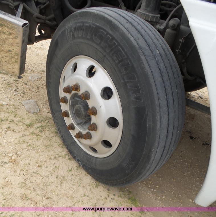 image for item K5767 2005 Freightliner Columbia semi truck