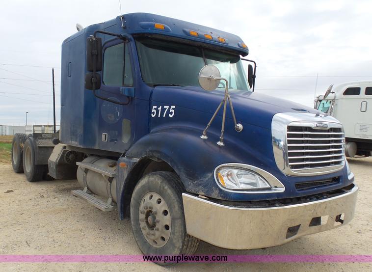 image for item K5768 2006 Freightliner Columbia semi truck