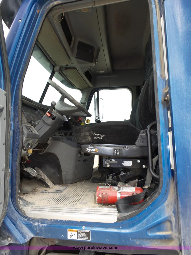 image for item K5768 2006 Freightliner Columbia semi truck