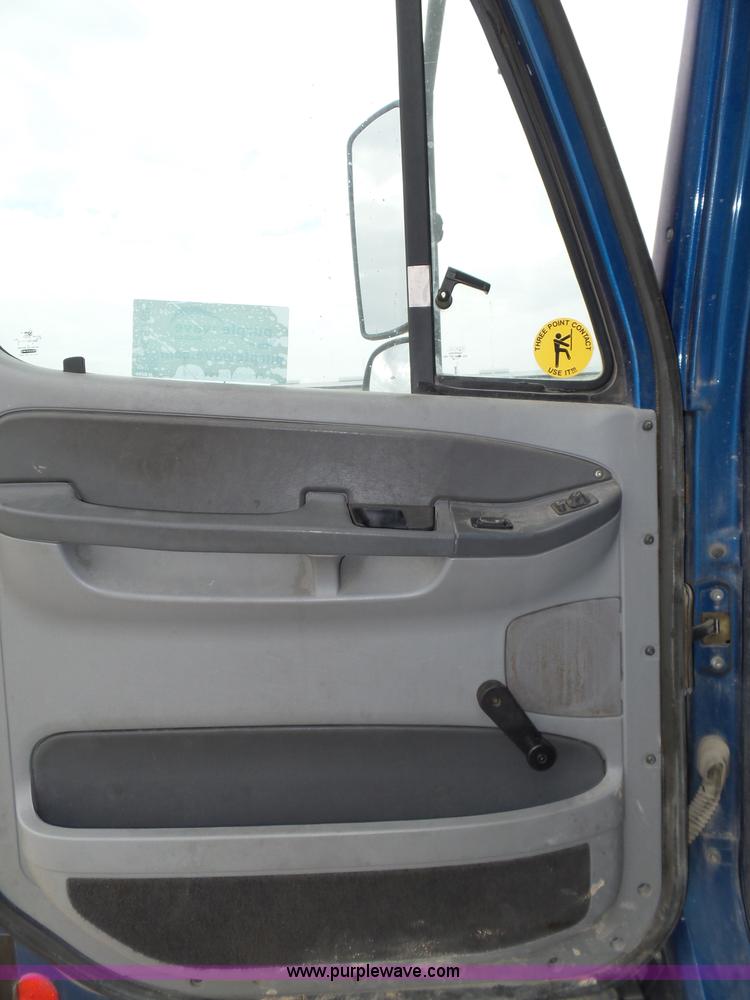 image for item K5768 2006 Freightliner Columbia semi truck