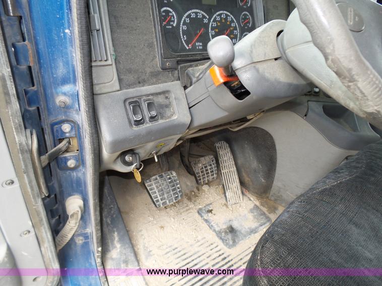 image for item K5768 2006 Freightliner Columbia semi truck