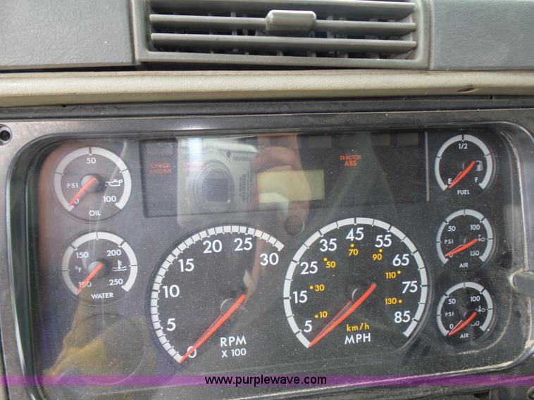 image for item K5768 2006 Freightliner Columbia semi truck