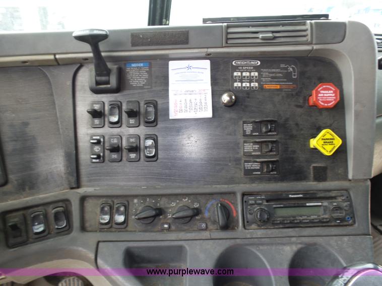 image for item K5768 2006 Freightliner Columbia semi truck