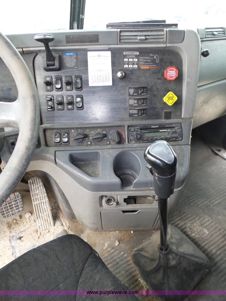 image for item K5768 2006 Freightliner Columbia semi truck