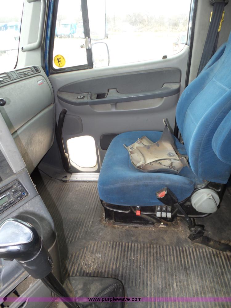 image for item K5768 2006 Freightliner Columbia semi truck