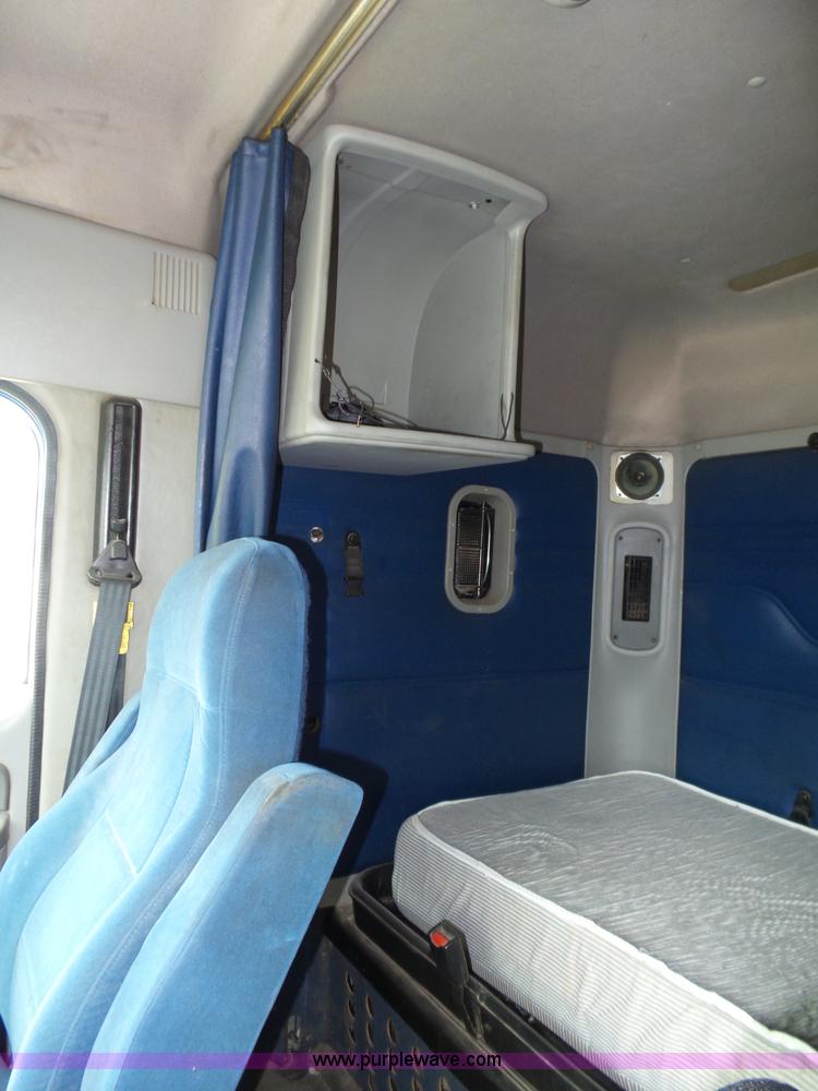 image for item K5768 2006 Freightliner Columbia semi truck