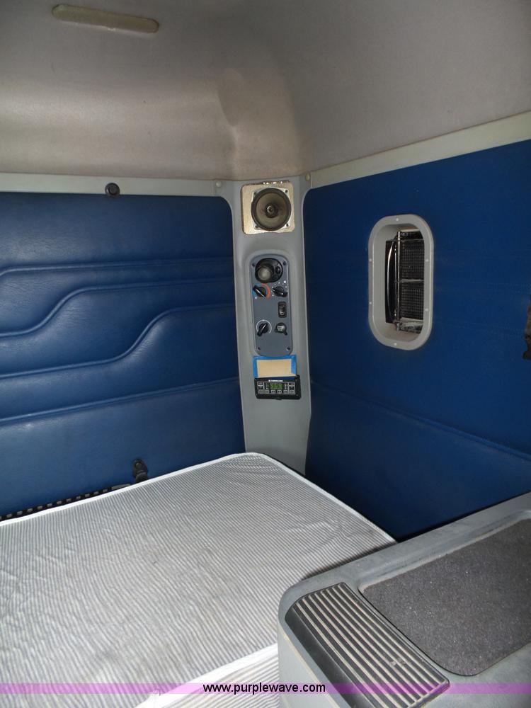 image for item K5768 2006 Freightliner Columbia semi truck