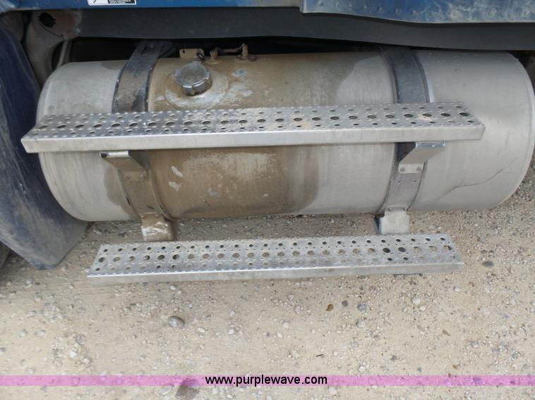 image for item K5768 2006 Freightliner Columbia semi truck