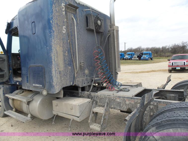 image for item K5768 2006 Freightliner Columbia semi truck