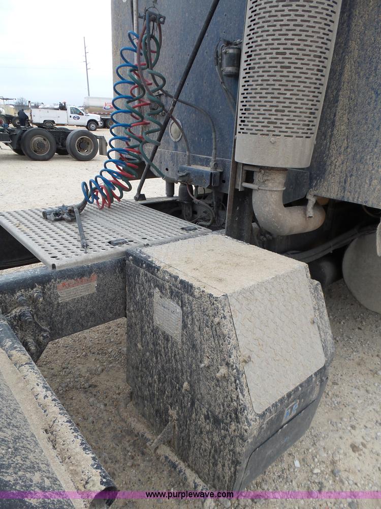 image for item K5768 2006 Freightliner Columbia semi truck