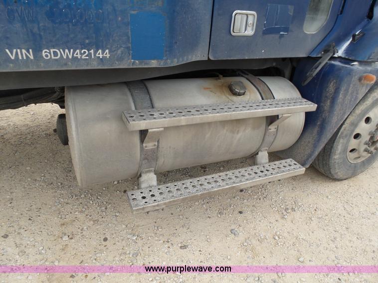 image for item K5768 2006 Freightliner Columbia semi truck