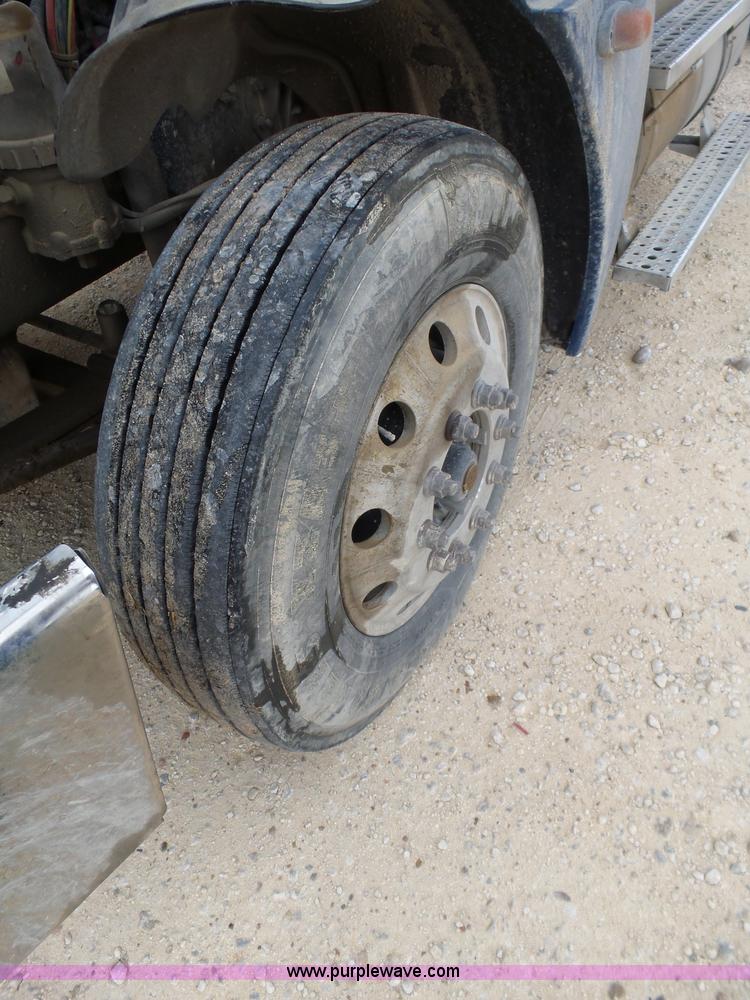 image for item K5768 2006 Freightliner Columbia semi truck