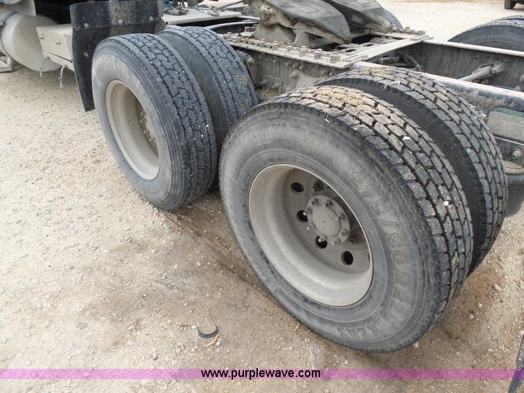 image for item K5768 2006 Freightliner Columbia semi truck