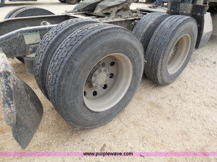 image for item K5768 2006 Freightliner Columbia semi truck