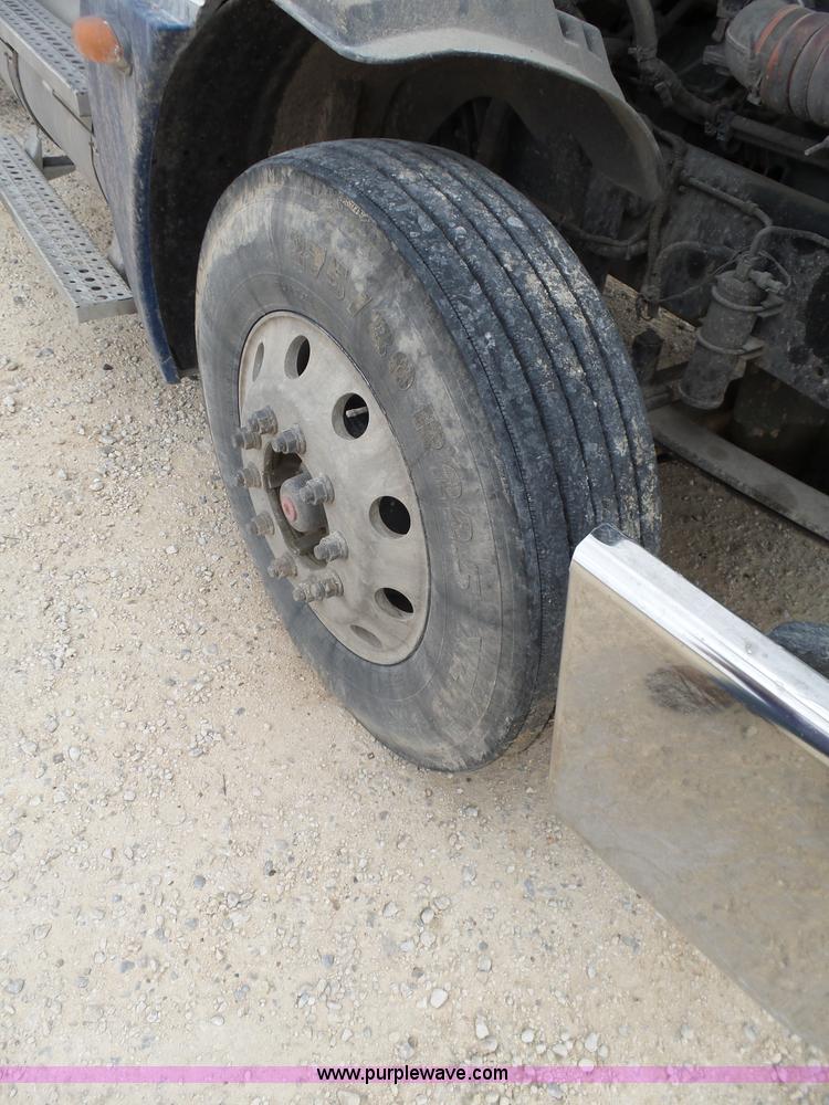 image for item K5768 2006 Freightliner Columbia semi truck