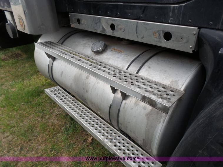 image for item K5770 2007 International 9400i semi truck