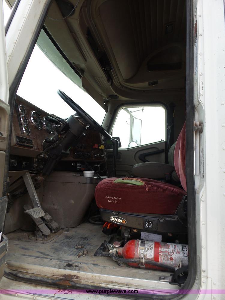 image for item K5771 2006 International 9400i semi truck