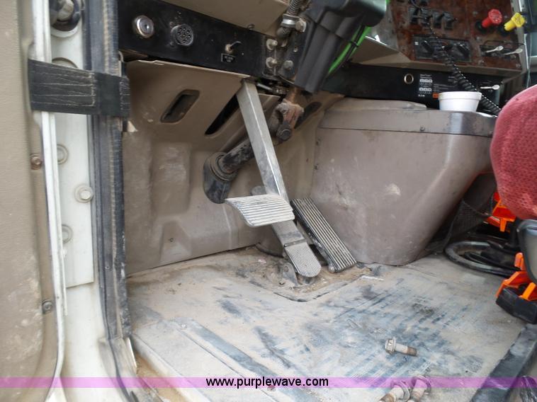 image for item K5771 2006 International 9400i semi truck