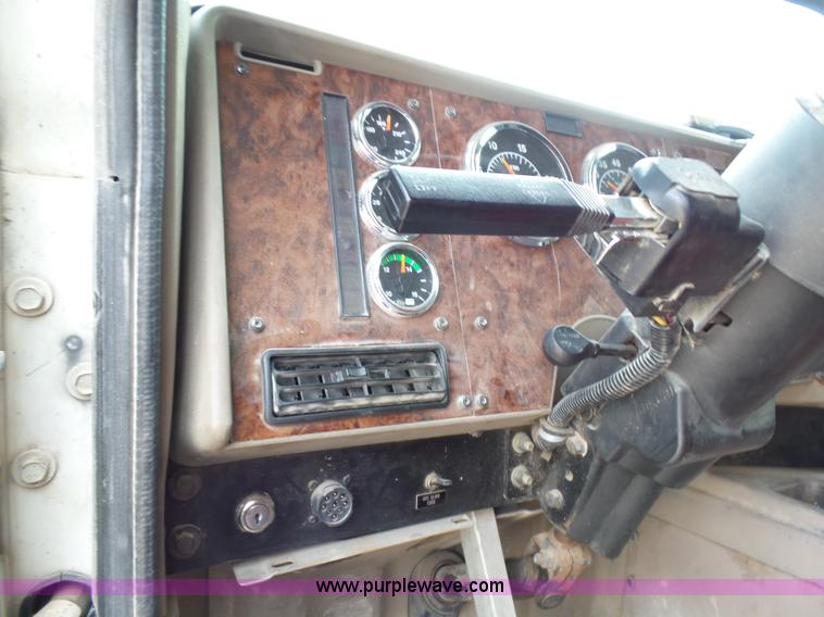 image for item K5771 2006 International 9400i semi truck