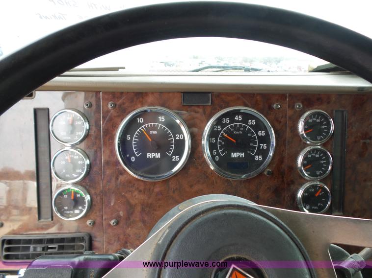 image for item K5771 2006 International 9400i semi truck