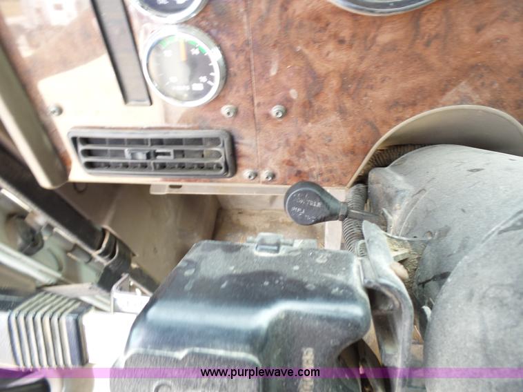 image for item K5771 2006 International 9400i semi truck