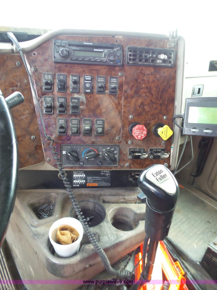 image for item K5771 2006 International 9400i semi truck