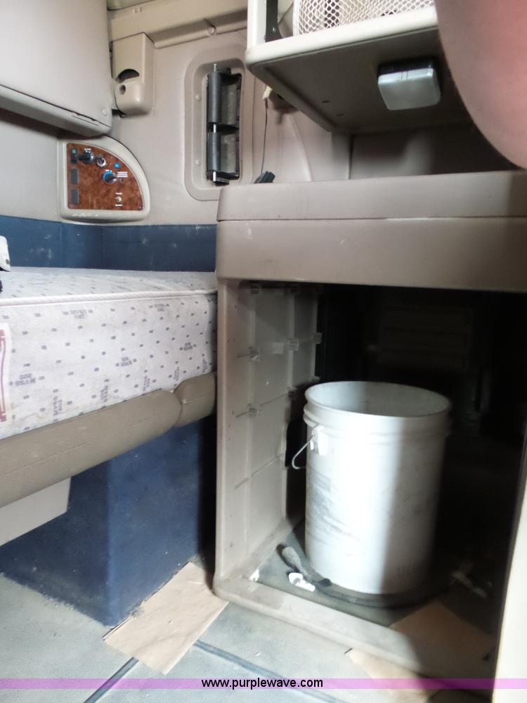 image for item K5771 2006 International 9400i semi truck