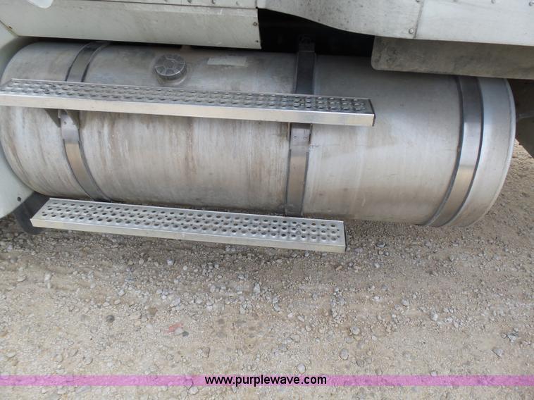 image for item K5771 2006 International 9400i semi truck