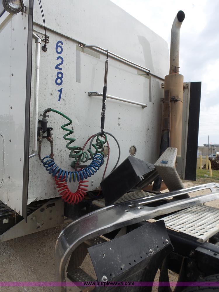 image for item K5771 2006 International 9400i semi truck