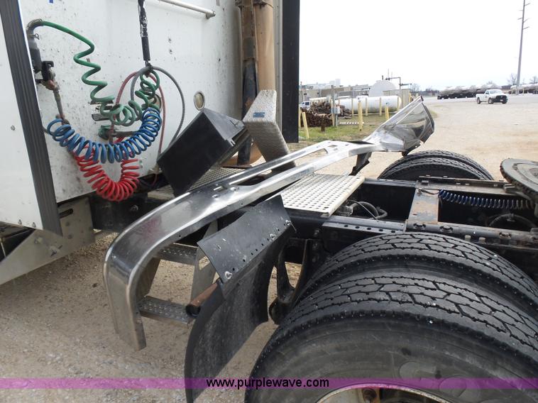 image for item K5771 2006 International 9400i semi truck