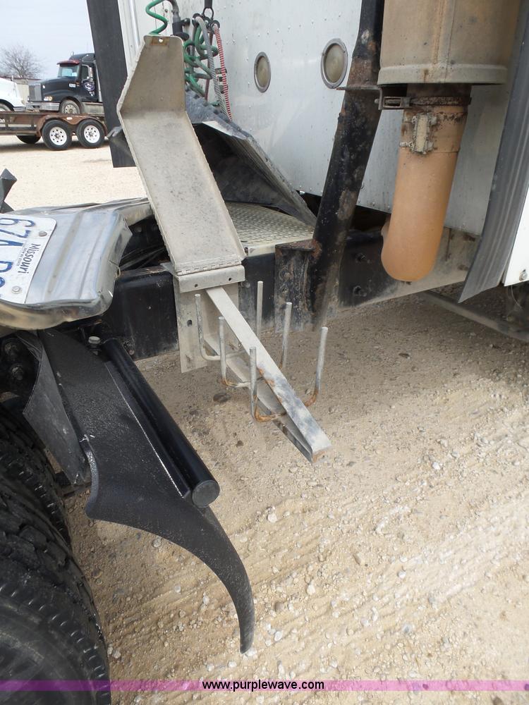 image for item K5771 2006 International 9400i semi truck