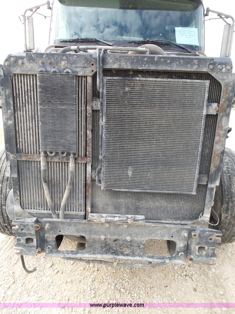 image for item K5771 2006 International 9400i semi truck