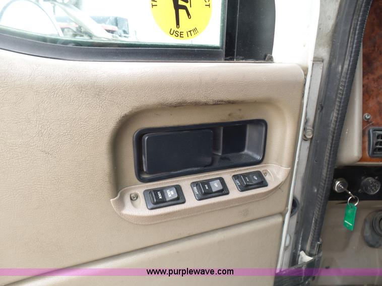 image for item K5772 2007 International 9400i semi truck