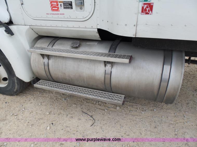 image for item K5772 2007 International 9400i semi truck