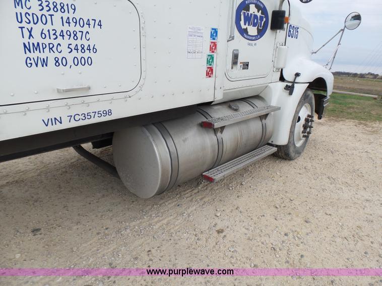 image for item K5772 2007 International 9400i semi truck