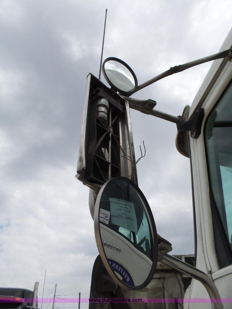 image for item K5772 2007 International 9400i semi truck