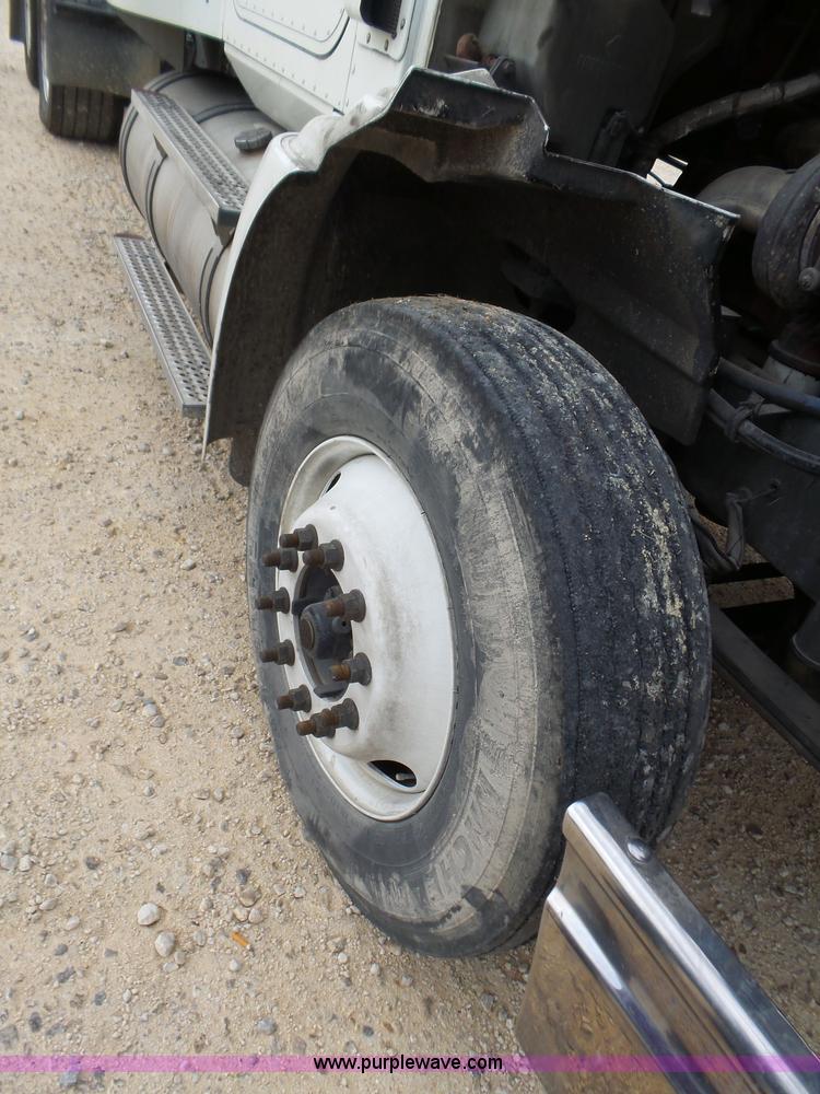 image for item K5772 2007 International 9400i semi truck